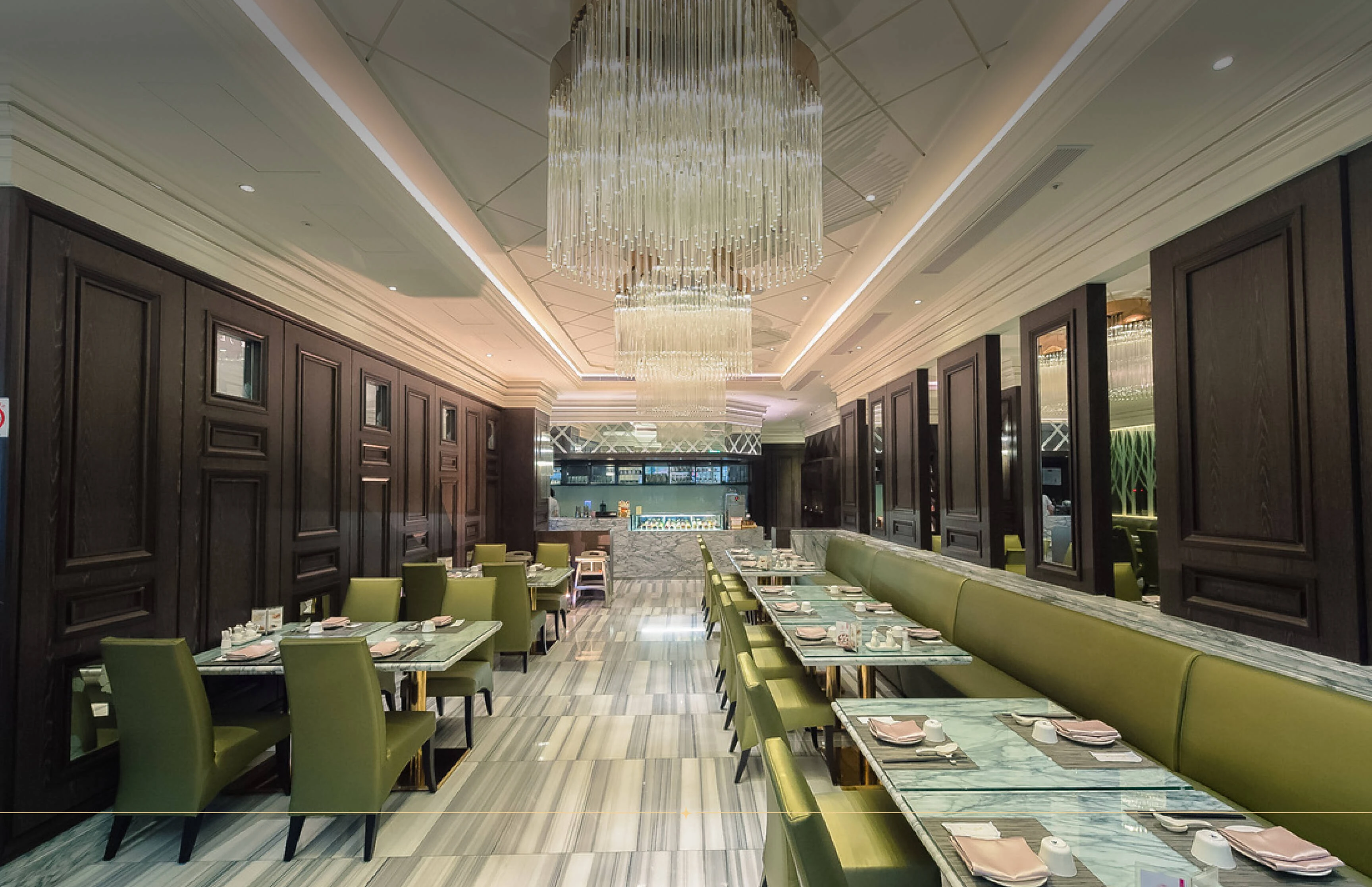 四季寬和餐廳水晶吊燈與用餐空間